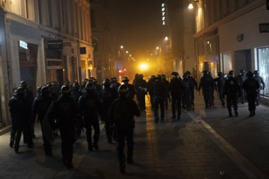 800.000 LJUDI NA DEMONSTRACIJAMA U PARIZU: Grupa u crnom napravila haos, uhapšeno 14 osoba