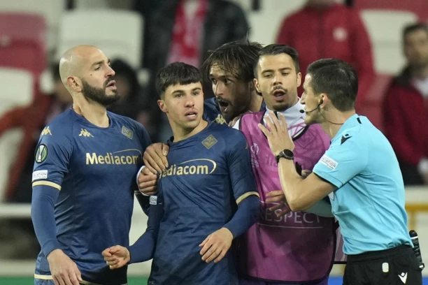 KRVAVO VEČE EVROPSKOG FUDBALA! Novi HOROR u Turskoj: Dmitrović DOBRO PROŠAO, igraču Fiorentine navijač SLOMIO NOS! (FOTO)