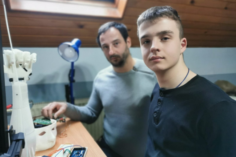 Uroš sa svojim izumom