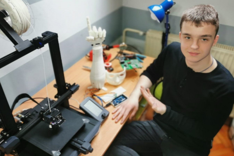 Uroš iz Mrčajevaca koji radi na humanoidnoj robotici 
