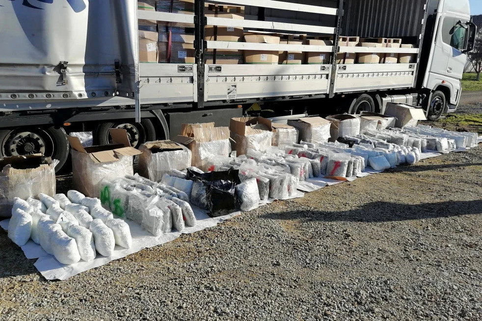 VELIKO HAPŠENJE KOD ŠIMANOVACA: Turci napunili kamion, zaplenjeno 220 kila marihuane