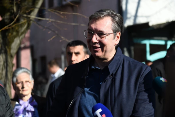 VUČIĆ U SMEDEREVSKOJ PALANCI! Obilazi građane i priča o problemima!