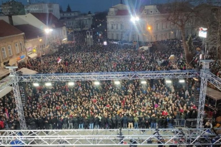 NEVEROVATNA ATMOSFERA U SREMSKOJ MITROVICI! 10.000 ljudi se okupilo da podrži i pozdravi predsednika Aleksandra Vučića (FOTO)