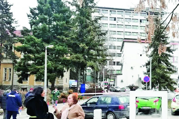 NOVI DETALJI NESREĆE IZ UŽICA: Mladić koji je pao imeđu blokova  životno ugrožen!