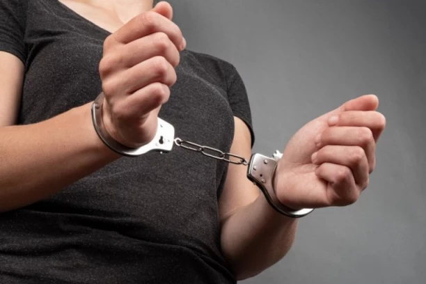 SKANDAL U GRADU! Žena gurala ŽILETE u vekne hleba! Troje kupaca prijavilo slučaj, a onda je otkriveno ko je