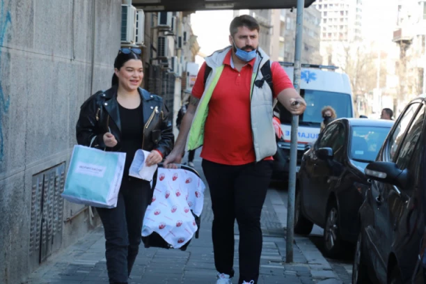 RAĐEN IZVEO SUPRUGU I SINA IZ PORODILIŠTA! Vaterpolista ne ispušta naslednika iz ruke, evo kako pevačica izgleda nakon porođaja! (FOTO)