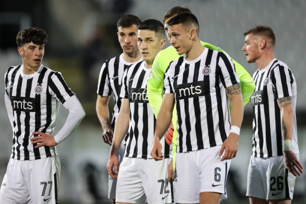 KOŠMAR CRNO-BELIH TRAJE: Grobari SAHRANILI Partizan!