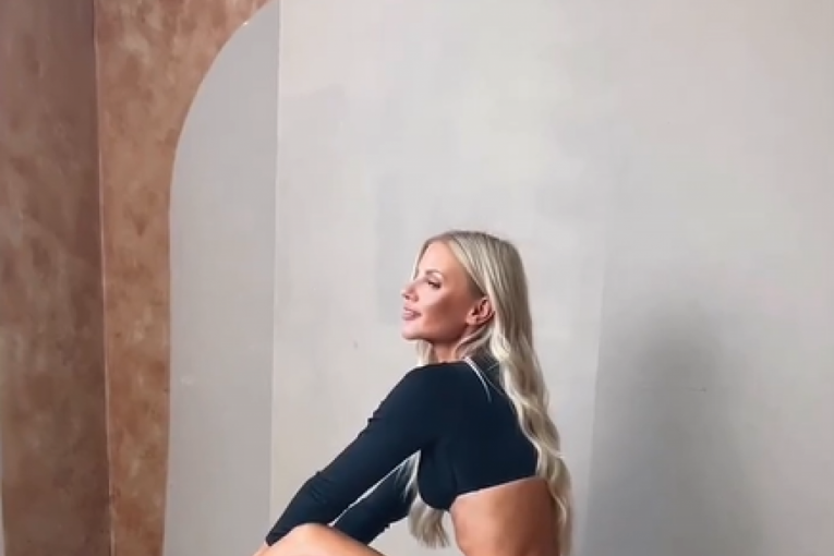 Lin na snimanju pozira