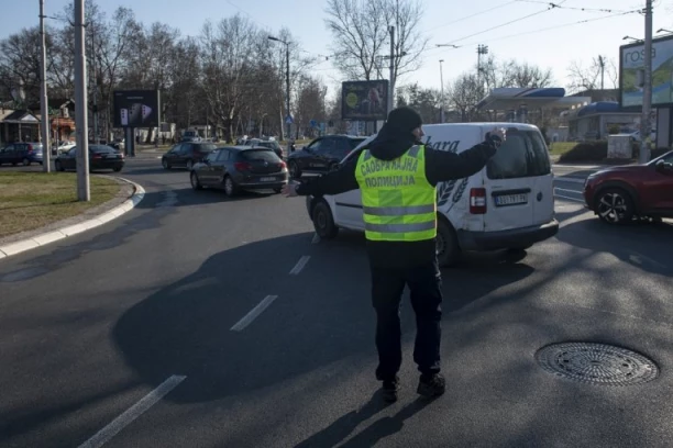 UDES NA AUTOKOMANDI: Džipom se zakucao u tamvaj - saobraćaj u kolapsu!