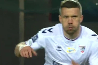 FORMA JE PROLAZNA, KLASA JE VEČNA! Podolski i u 38. godini POKAZAO kakav je MAJSTOR! Poljska BRUJI o njegovoj GOLČINI! (VIDEO)