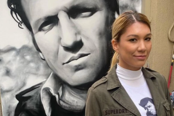 VRUĆA FOTKA UNUKE BATE ŽIVOJINOVIĆA: Grudi u prvom planu, a ima i tetovažu na intimnom delu! (FOTO)