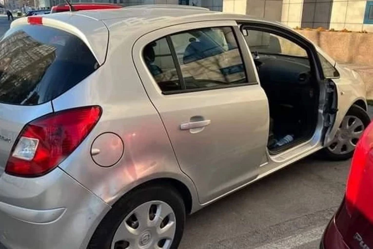 OČERUPAN OPEL U NOVOM SADU: Lopovi poskidali vrata nasred parkinga (FOTO)