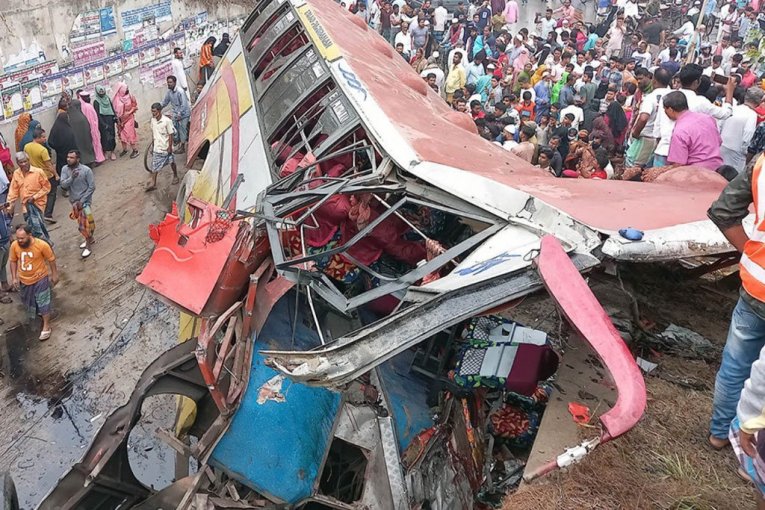 STRAŠNA NESREĆA U BANGLADEŠU: Poginulo 19 ljudi, teško povređeno 12 osoba (FOTO)