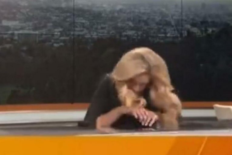 VODITELJKA SE SKLJOKALA UŽIVO U EMISIJI: Onesvestila se i prosula se po stolu! (VIDEO)