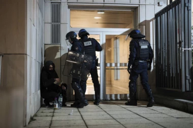 POGOĐENA U STOMAK, ŽIVOT JOJ JE UGROŽEN: Žena vikala “Alahu akbar” u pariskom metrou, pa je policija upucala!