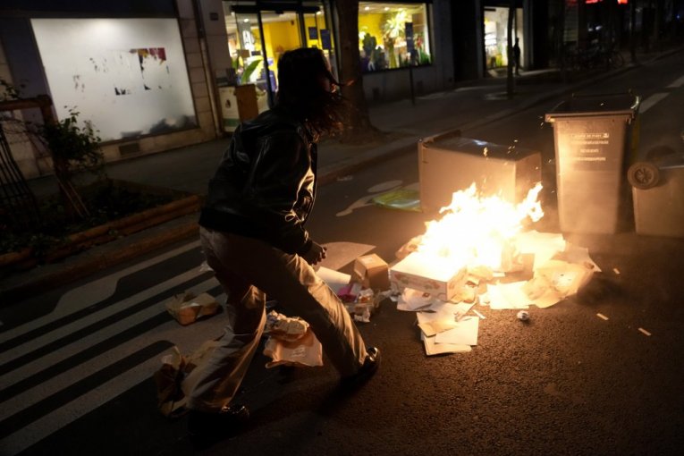 DEMOLIRANA KANCELARIJA PREDSEDNIKA STRANKE: Protestanti ne prestaju da prave RUSVAJ na ulicama Francuske! (FOTO)