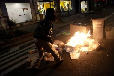 DEMOLIRANA KANCELARIJA PREDSEDNIKA STRANKE: Protestanti ne prestaju da prave RUSVAJ na ulicama Francuske! (FOTO)