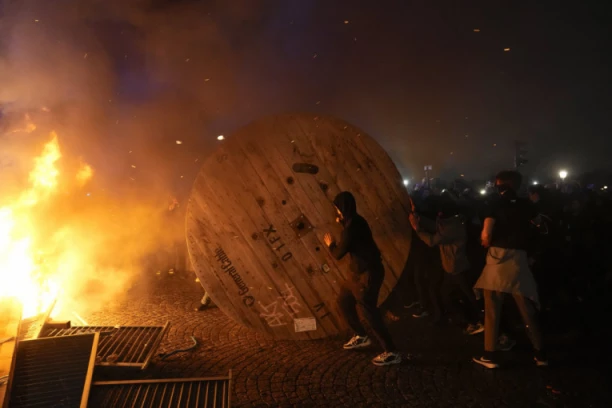 OPŠTI HAOS! RATNO STANJE U FRANCUSKOJ! Mladi pale sve pred sobom - 40 000 policajaca NE MOŽE da ih zaustavi! (VIDEO)