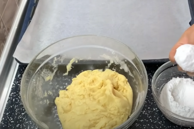 Formiranu lopticu stavite u šećer prah