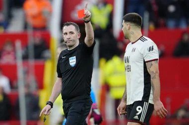 NEZAPAMĆEN SKANDAL U BRITANIJI: Englezi LINČUJU Mitrovića - "On je JADAN i GLUP"!