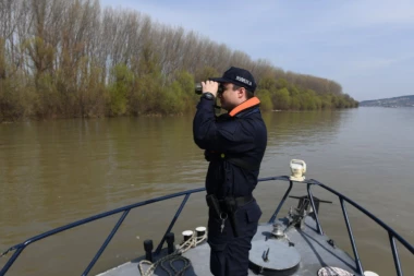 PRONAĐEN RANAC SA DOKUMENTIMA JEDNOG OD NESTALIH NA DUNAVU! Porodice mole za pomoć