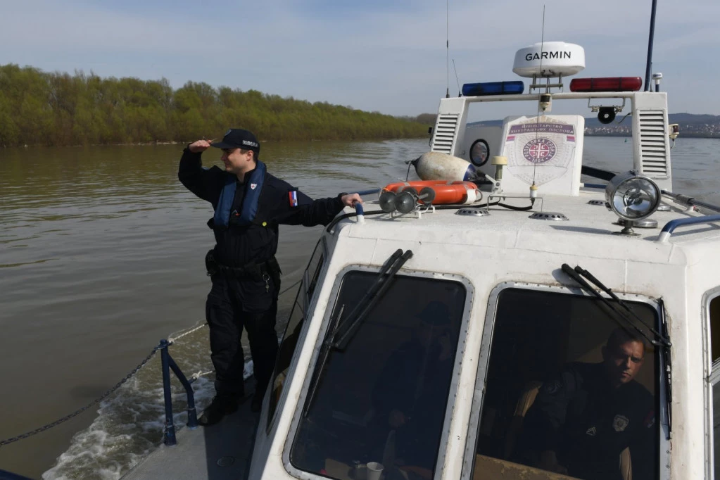 REČNA POLICIJA U NEVERICI! RUMUNSKI BROD UDARIO U MOST NA DUNAVU! Tona đubriva završila u reci - da li preti ekološka KATASTROFA!