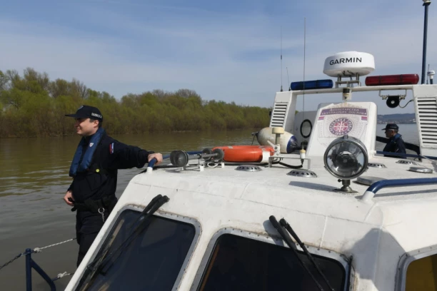 HOROR NA SAVI! BEŽIVOTNO TELO PLUTALO! Bilo u vodi između tramvajskog i Brankovog mosta: Rečna policija ga izvukla na obalu