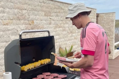 NEDOVIĆ UGOSTIO SAIGRAČE PRED ODLUČUJUĆE MEČEVE: Košarkaši Zvezde UŽIVAJU kod Nemanje - POGLEDAJTE kako je sve izgledalo (FOTO)
