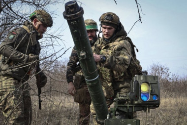 UKRAJINCI, PREDAJTE SE: Rusi bacaju letke i pozivaju ih na predaju (FOTO)