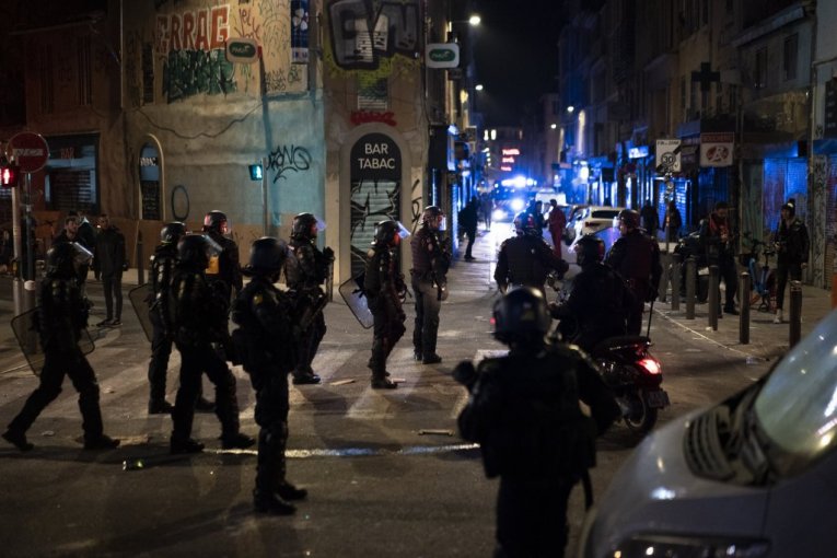 FRANCUSKA POLICIJA NEMILOSRDNO TUČE DEMONSTRANTE: Haos na ulicama Pariza u punom jeku! (UZNEMIRUJUĆ VIDEO)