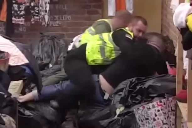 ŠUTNULA GA U GLAVU IZ SVE SNAGE! Maja nasrnula na Cara, krvnički ga GREBALA, obezbeđenje ih POBACALO PO PODU! (VIDEO)