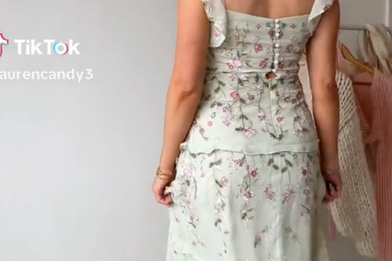 Pokazuje haljinu za gosta na venčanju