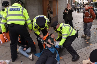 NAPAD NOŽEM U CENTRU GRADA: Jedan muškarac ubijen, drugi teško povređen