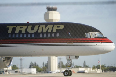 NIJE POLETEO IZ FLORIDE: Trampov avion na pisti u Palm Biču