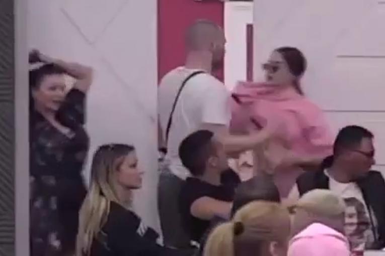 Zvezdan Slavnić gurnuo i udario Anđelu Đuričić Zadruga 6