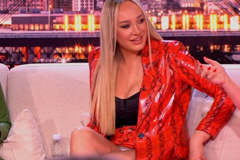 Luna Đogani pokazala gaćice u emisiji "Amidži šou"