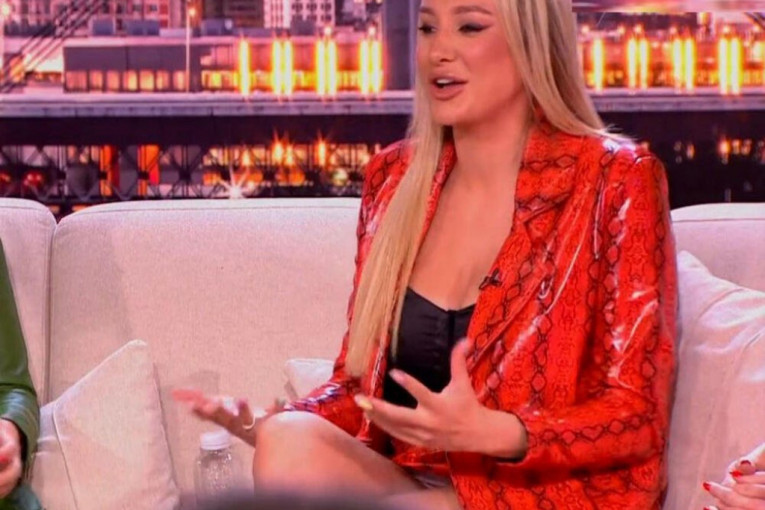 Luna Đogani pokazala gaćice u emisiji "Amidži šou"