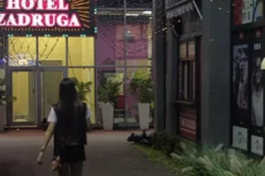 ANĐELA PRAVILA HAOS, RUŠILA JE SVE PRED SOBOM: Dva puta je pobegla kroz kapiju, ali OBEZBEĐENJE je uspelo da je vrati na imanje!