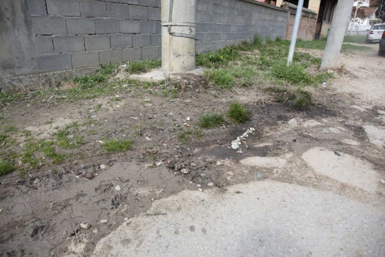 Otac udario vozilom u banderu