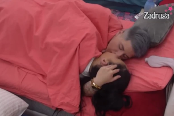 MATORA DOHVATILA SORAJU, PA ZAPOČELE LEZBO AKCIJU: Nisu mogle da obuzdaju strasti, pali su ŽESTOKI POLJUPCI pred kamerama! (VIDEO)