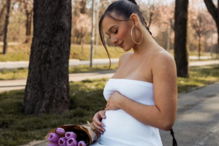 Adriana Džehverović pokazala trudnički stomak