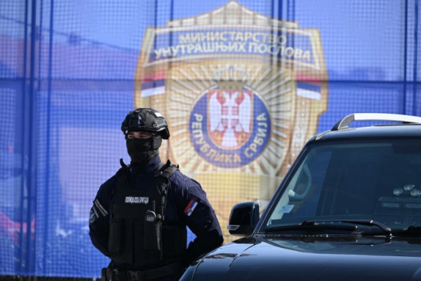 PIŠTOLJEM PRETUKLI RADNIKA OBEZBEĐENJA: Uhapšeni muškarci koji su ukrali 23.500 evra iz sefa Novog kineskog tržnog centra, traga se za još jednim!