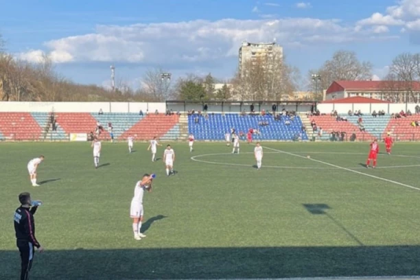 TRAKTORISTI SPREMNI ZA VANREDNI TEHNIČKI PREGLED: "Čivijaši" odneli bodove iz Vojvođanske ulice - lideru se opasno drma čelna pozicija!