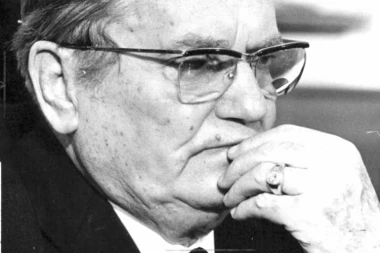 GENERALU JE GLAVA UMALO DA ODE ZBOG OVE SRAMOTE! TITO JE ODJEDNOM BOLNO ZAKUKAO: Kamere celog sveta su zabeležile ovaj trenutak! (VIDEO)