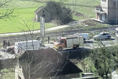 PRVE FOTOGRAFIJE SA MESTA STRAVIČNOG SUDARA KOD POŽEGE: Vatrogasci spasioci sekli vozila da dođu do povređenih, žena nastradala (FOTO)