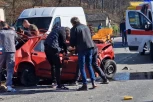 STRAVIČNA SAOBRAĆAJNA NESREĆA NA IBARSKOJ: Troje povređeno, vatrogasci makazama sekli vozila
