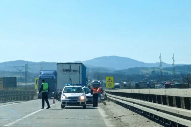 SRČA I DELOVI VOZILA NA SVE STRANE! Još jedan stravičan udes kod Požege, lekari su jedva stigli do mesta nezgode zbog gužve usled prethodne nesreće (FOTO)