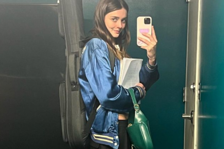 Šarlot Lorens se slika