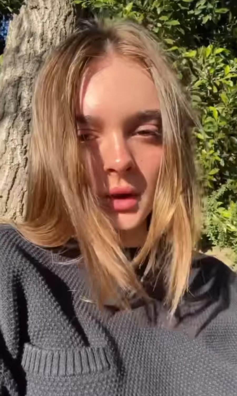 U videu na Instagramu Šarlot peva