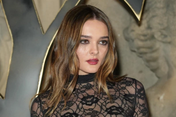 2000. GODIŠTE I VEĆ IDE GOLIH GRUDI I U TANGAMA: Pevačica u ŠOK STAJLINGU - svi samo u nju gledali! (FOTO)